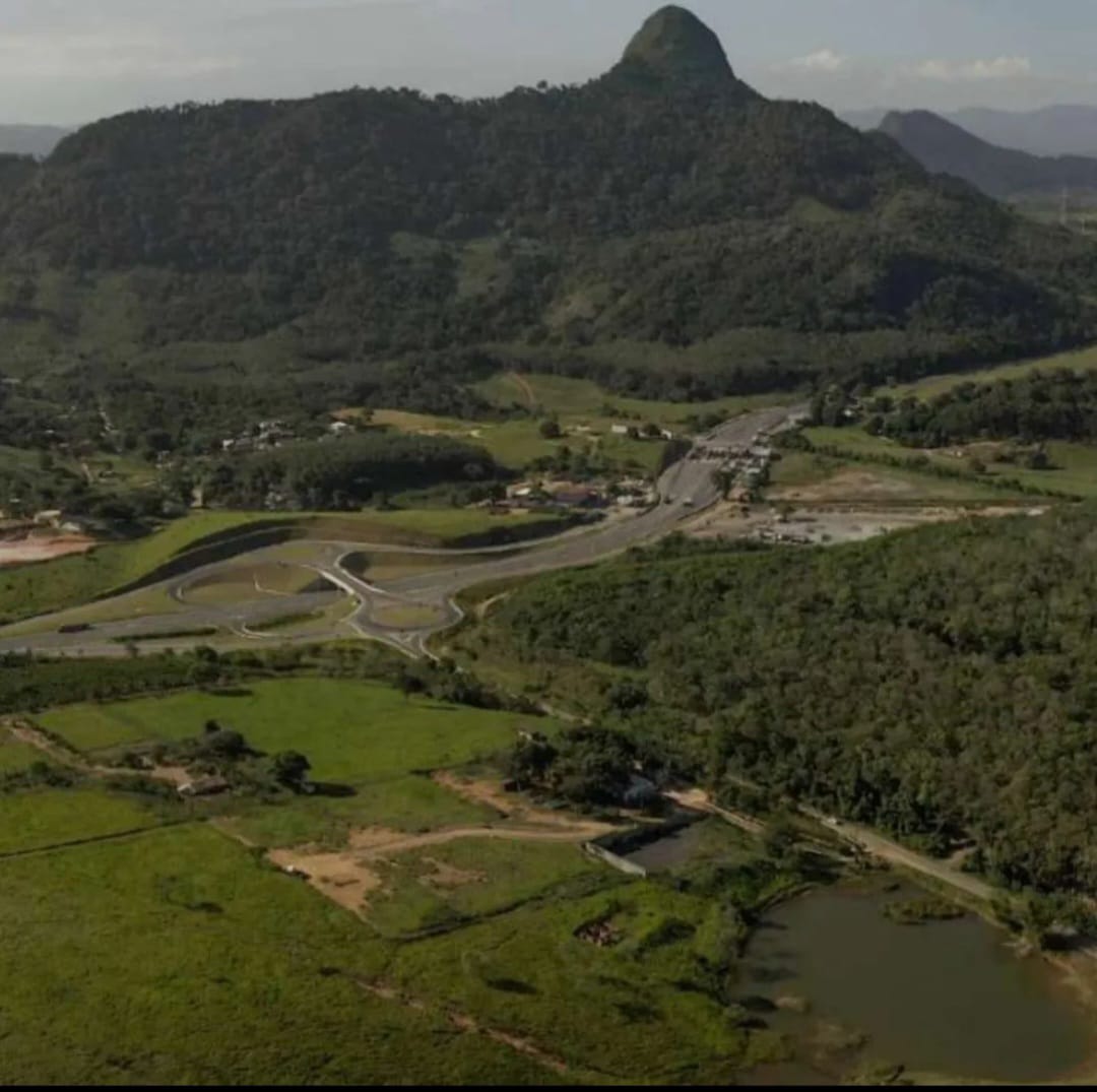 Área com vista para a lagoa e natureza