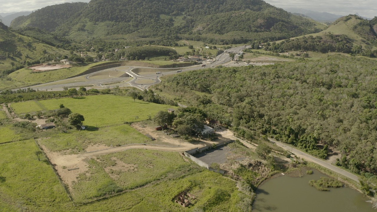 Vista aérea da paisagem de montanhas e áreas verdes da região